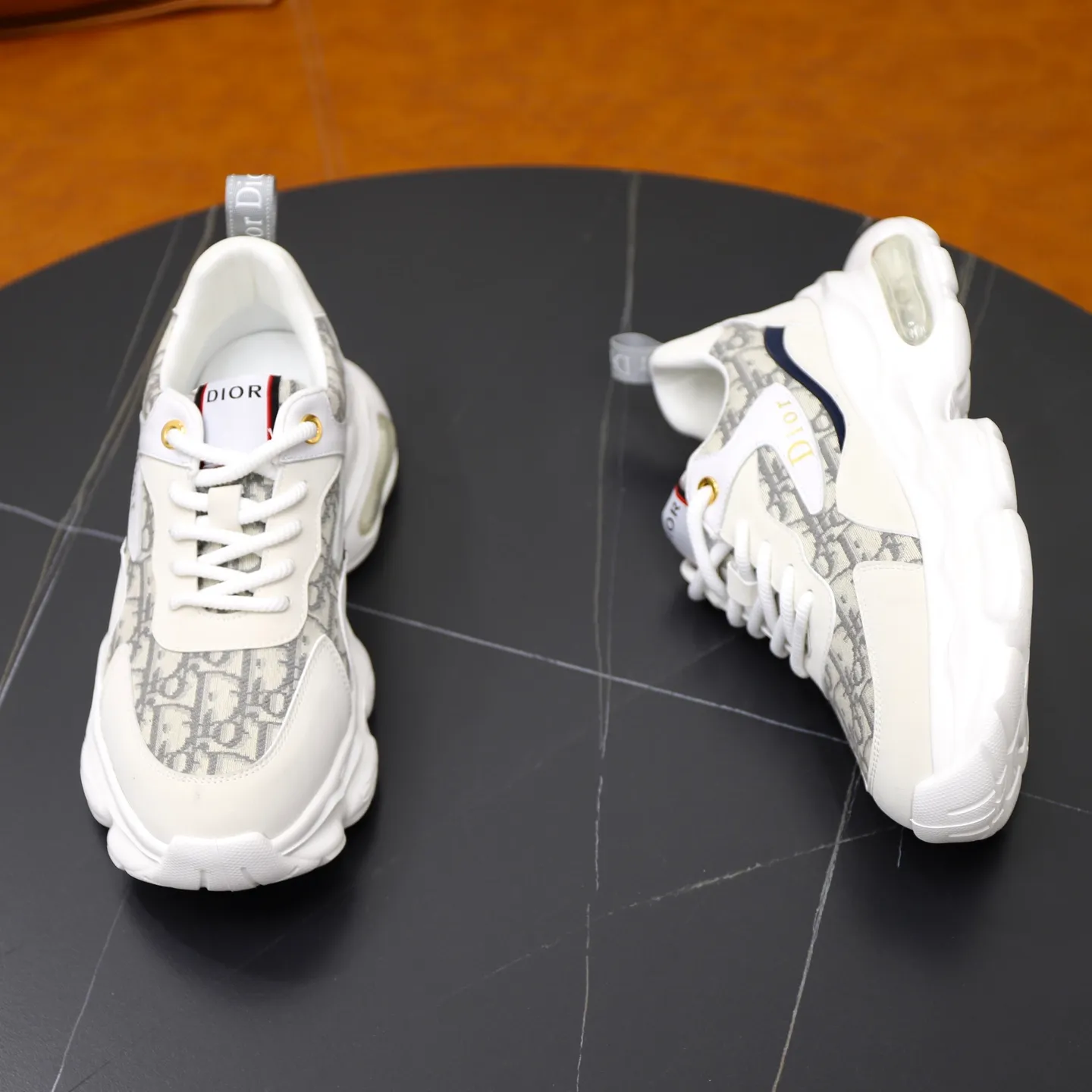 Ex-factory price: 462💰🙅‍♂️🙅‍♂️🙅‍♂️ Brand: Dior DIOR Standard code: 38-44 (45 customized) Grade: Same as the official website Material: Original cowhide material spliced with brand cloth Comfortable and breathable lining Lightweight and wear-resistant sports outsole Style category: Men's fashion casual shoes Running sports shoes Distinguished luxury brand elements Top luxury color: actual picture color